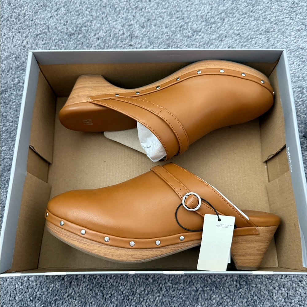 NEW Size 9 clogs from GAP